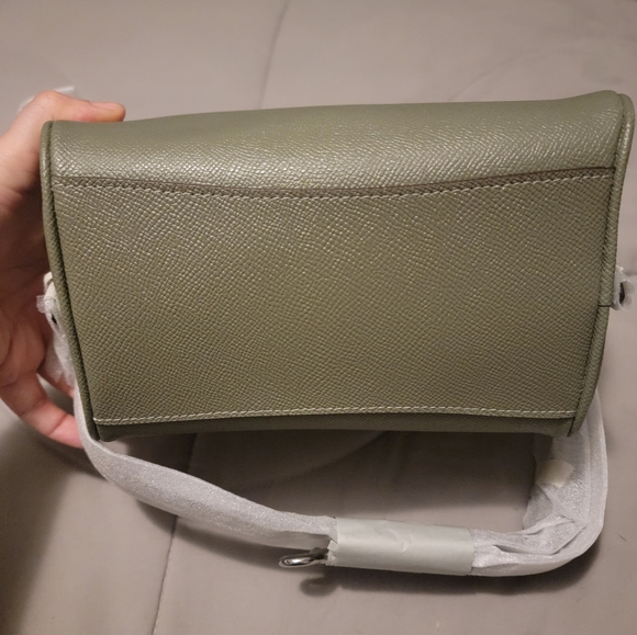 Coach Sydney - Picture 2 of 4